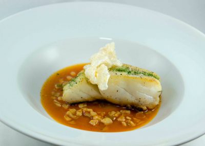 Bacalao fresco con crema y crujiente de sus callos