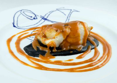 Rape sobre ali-oli y crema de marisco con miel de arce