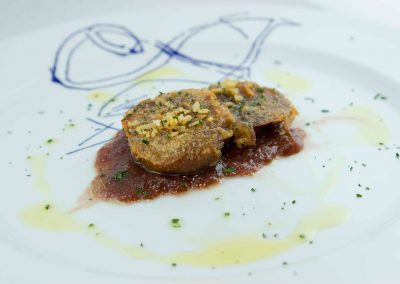 Manitas de cerdo, crema de peras al vino y sofrito de ajo y perejil