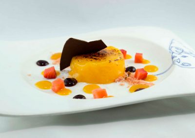 Tocino de cielo, chocolate y frutas frescas